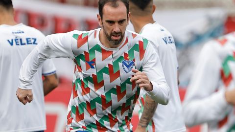 Diego Godín en el calentamiento previo al partido entre Vélez y Huracán.