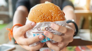 Varios clientes fueron atraídas después de ver que muchas personas publicaban sobre la hamburguesa en línea.