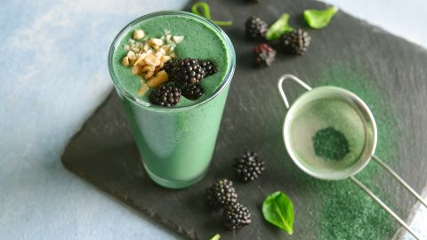 La ingesta de espirulina aumenta los niveles de hemoglobina en sangre, ayudando a prevenir y tratar la anemia.