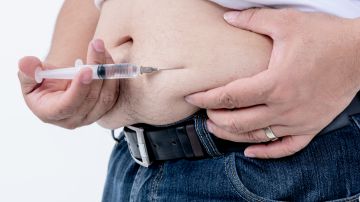 Obese,Men,And,Are,Diabetics,Patient,,Are,Injecting,Insulin,On