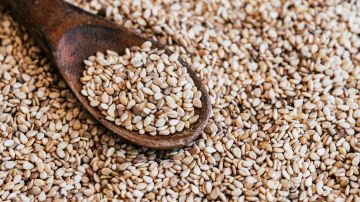 Las semillas de ajonjolí tiene una gran cantidad de calcio que ayuda con la salud de los huesos