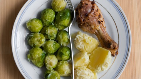 El plato de Harvard consiste en dividirlo en cuatro partes que representan un grupo de alimentos que deberíamos tomar en cada comida.