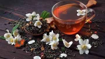 Dentro de las propiedades que se le atribuyen al té negro destaca: acción astringente, diurética y  antienvejecimiento