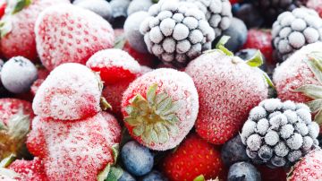 Las frutas  aunque es muy común congelarlas, lo cierto es que el frío extremo hace que pierdan su textura.