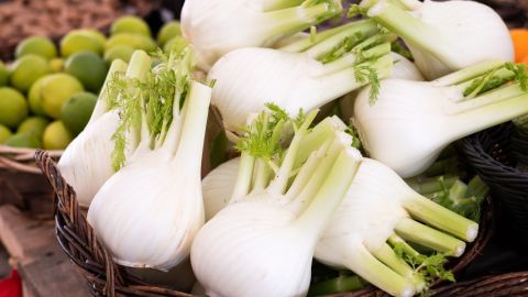 Del hinojo planta se aprovecha todo el bulbo, las hojas, los tallos, los frutos y las semillas