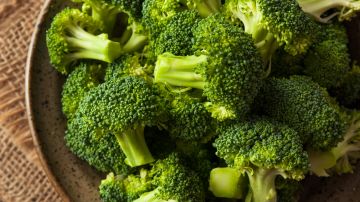 El brócoli es fuente de vitamina K, C, B1, B6, A, E, Cromo, ácido fólico, manganeso, potasio y cobre.
