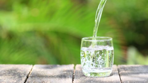 Beber agua es la manera natural de mantenernos hidratados.