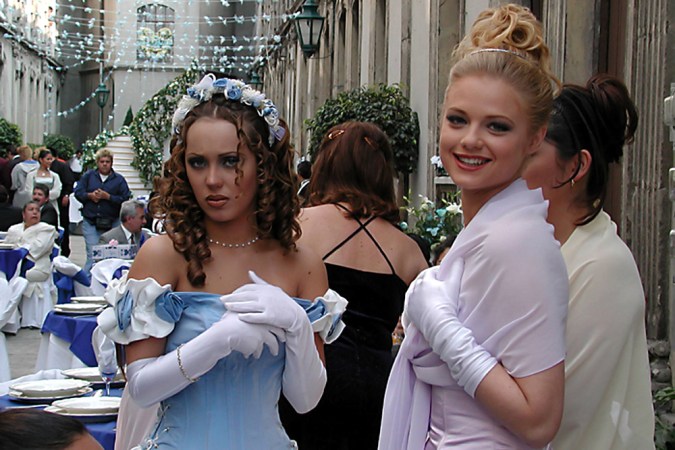 Anahí y Ana Layevska participan en la telenovela "Primer Amor A Mil Por Hora", producción de Pedro Damián que presentó a su elenco estelar/México, 9 de octubre 2000.
