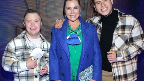 Lety Calderón y sus hijos desfilan por la alfombra roja del estreno del musical "José El Soñador".