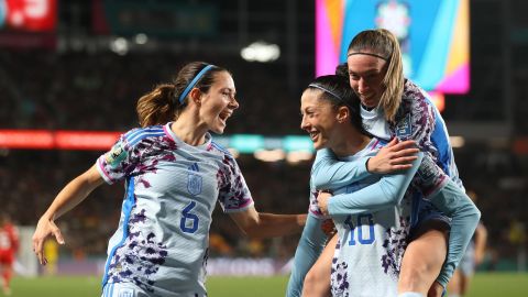 Jennifer Hermoso celebra con sus compañeras en la victoria de España sobre Suiza.