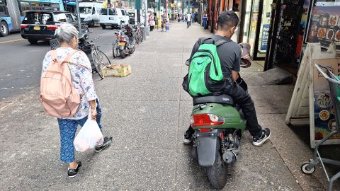 Motorizados y ciclistas en las aceras se han vuelto muy común en NYC.