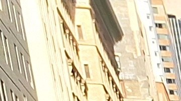 Centenares de hombres esperan en las aceras del centro de Manhattan un lugar para pernoctar.