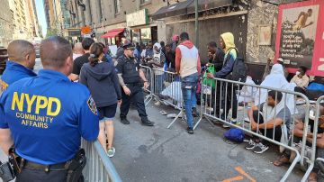 Centenares de hombres esperan en las aceras del centro de Manhattan un lugar para pernoctar.