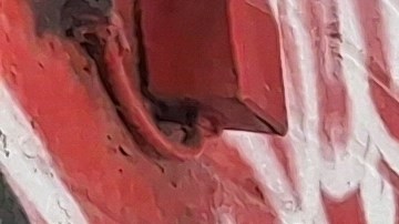 En cualquier esquina de la 'Rooselvelt' este lunes los comicios de Ecuador eran la "chispa" para grandes polémicas