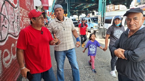 En cualquier esquina de la 'Rooselvelt' este lunes los comicios de Ecuador eran la "chispa" para grandes polémicas