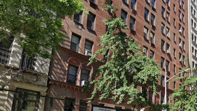 La familia fue encontrada muerta dentro de su apartamento en 328 W. 86th St. (Google Maps).