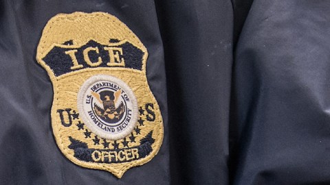 ICE es señalada por abusos en centros de detención.