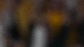 Sam Kerr (I), Steph Catley (centro) y Cortnee Vine (D) celebran la clasificación de Australia luego de vencer a Francia en penales.