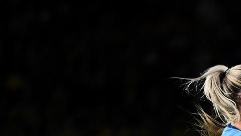 La inglesa Lauren Hemp (C) celebra su gol ante Australia.