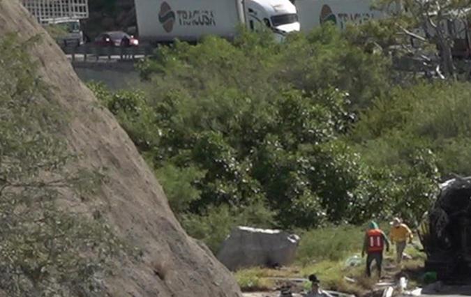 Personal de la Guardia Nacional (GN) y del Ejercito Mexicano resguardan la zona donde se accidentó el autobús.