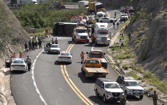 Personal de la Guardia Nacional (GN) y del Ejercito Mexicano resguardan la zona donde se accidentó el autobús.
