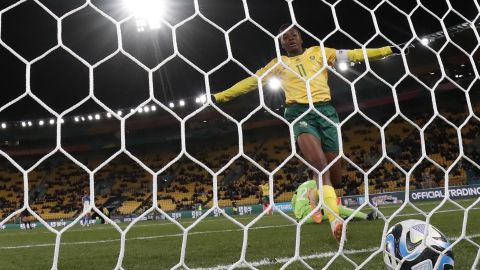 La sudafricana Thembi Kgatlana celebra su gol contra Italia.