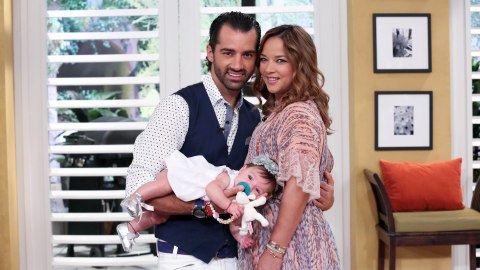 El bailarín Toni Costa junto a Adamari López y su pequeña Alaïa.