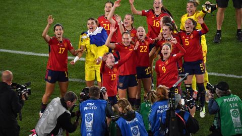 Las jugadoras españolas celebran su victoria ante las inglesas en la final del Mundial Femenino.