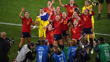 Las jugadoras españolas celebran su victoria ante las inglesas en la final del Mundial Femenino.