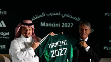 Roberto Mancini (d) posa con el presidente de la federación saudí Yasser Al Misehal.