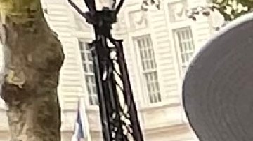 Manifestantes exigen al alcalde Adams que implemente un plan para excarcelar a presos de Rikers Island para cerrar el penal