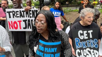 Manifestantes exigen al alcalde Adams que implemente un plan para excarcelar a presos de Rikers Island para cerrar el penal