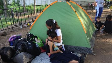 Marbis Zamora y su hija Alma Victoria Lamón en un campamento improvisado en Tapachula, México.