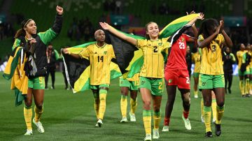 Jugadoras de Jamaica celebran luego de clasificar a octavos de final del Mundial femenil.