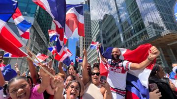 MIles de personas derrocharon alegría en el Desfile Dominicano en la Sexta Avenida.