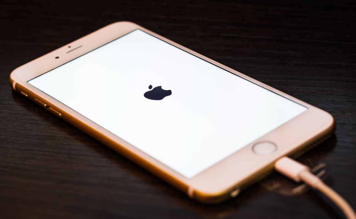 Apple aconseja a los usuarios de iPhone que no duerman junto al teléfono mientras se carga