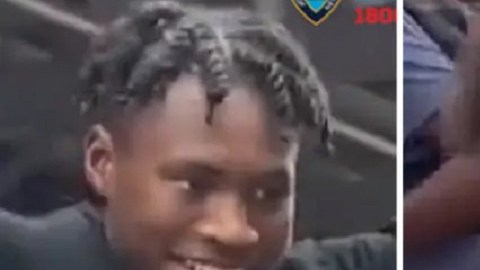 En imágenes se pudo observar a un joven saltando sobre la patrulla del NYPD, mientras otros pateaban las puertas y las ventanas.