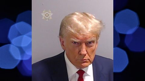 La insólita fotografía policíal de Trump.