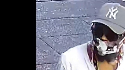 El NYPD publicó imágenes de los dos sospechosos antes del crimen en un intento por encontrar ayuda del público.