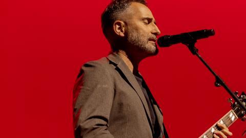 El cantante combina los ritmos tradicionales de su Uruguay natal con samba, bossa nova, pop, jazz, ambient e incluso EDM.