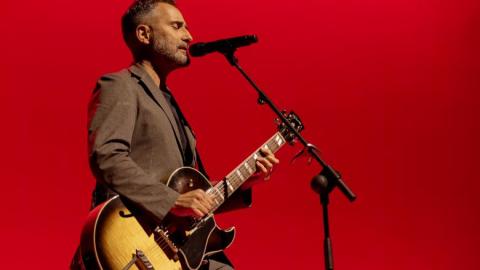 El cantante combina los ritmos tradicionales de su Uruguay natal con samba, bossa nova, pop, jazz, ambient e incluso EDM.