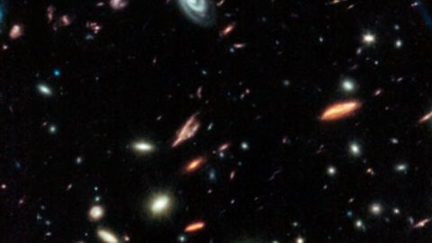 Eärendel en un cúmulo de galaxias masivas. NASA, ESA, CSA