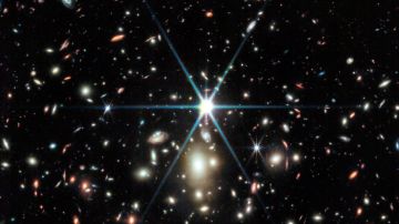 Eärendel en un cúmulo de galaxias masivas. NASA, ESA, CSA
