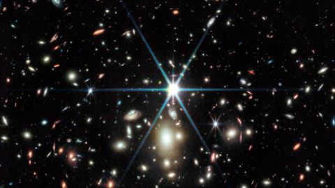 Eärendel en un cúmulo de galaxias masivas. NASA, ESA, CSA