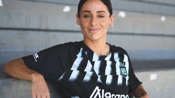 Esther González ya posa con su nueva camisa del NJ/NY Gotham FC.