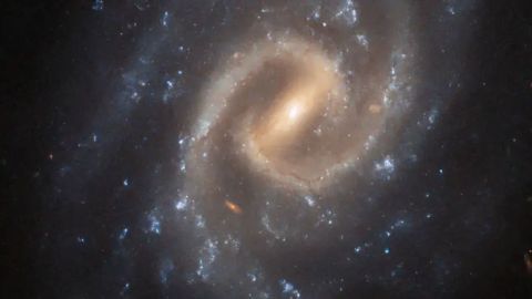 Galaxia espiral UGC 12295. ESAHubble & NASA, A. Filippenko, J. Lyman