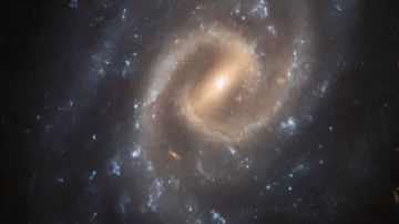 Galaxia espiral UGC 12295. ESAHubble & NASA, A. Filippenko, J. Lyman