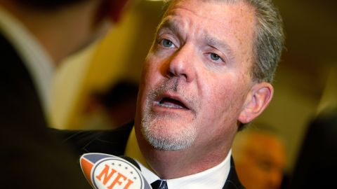 Jim Irsay siendo entrevistado en 2011.