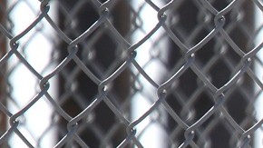 Los inmigrantes que llegan a la frontera sin una cita son rechazados por agentes fronterizos.