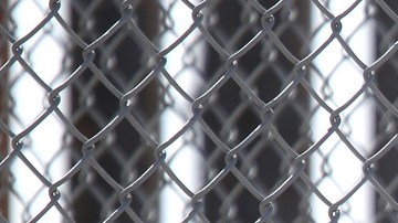 Los inmigrantes que llegan a la frontera sin una cita son rechazados por agentes fronterizos.